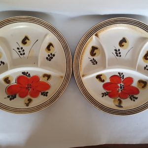 2 vintage gourmet borden met bloem