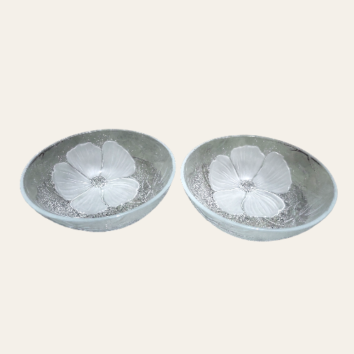 2 brocante Glazen schaaltjes met bloemen reliëf